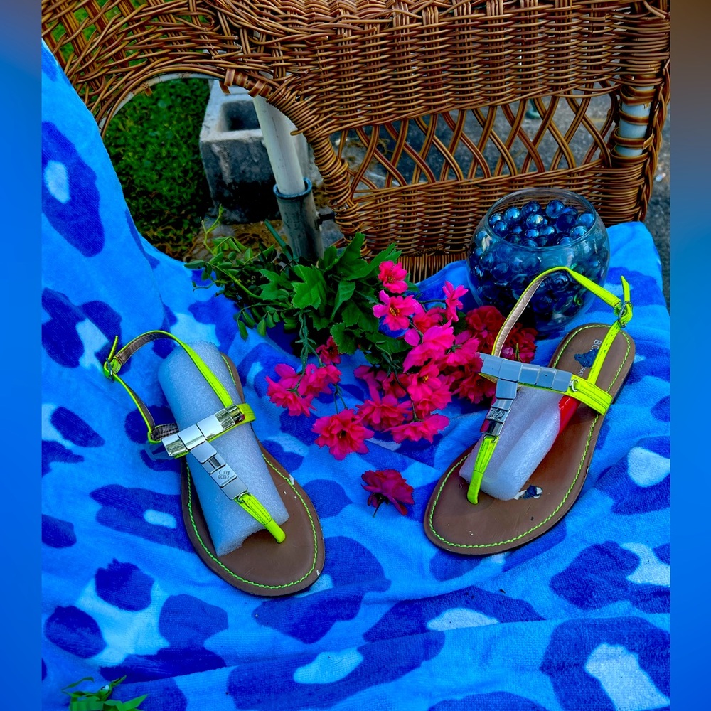 BCBG flat sandals size 7. Neon yellow.
